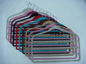 四格植绒衣架高清图片解析——探访安琦塑胶制品厂及其包装制品